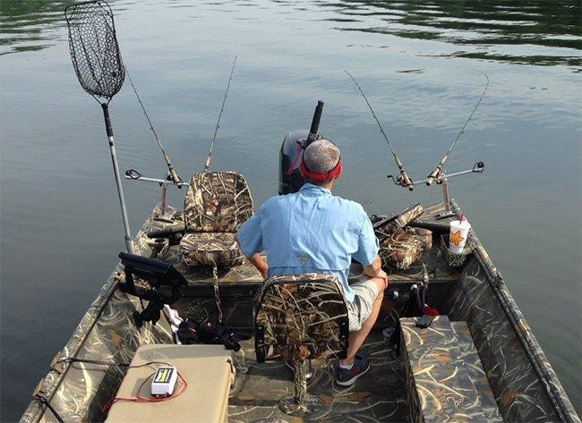 pulling-crankbaits-from-john-boat.jpg