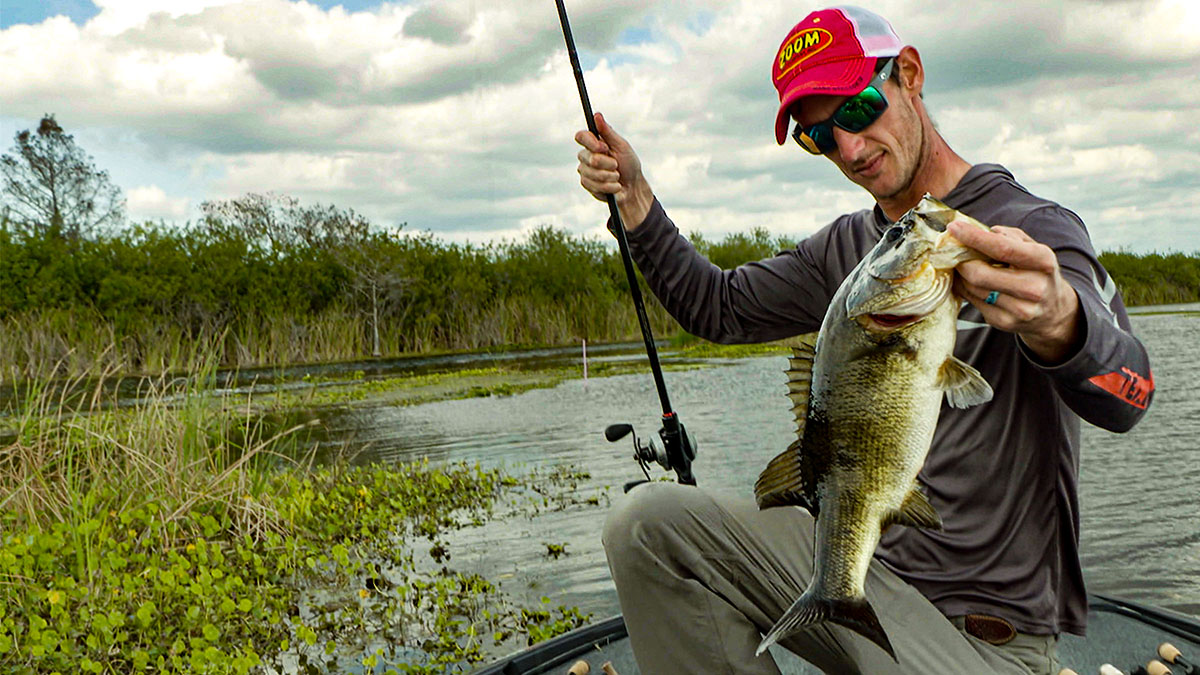 brandon cobb flipping florida bass up out of mats